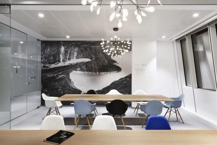 Eames Plastic Armchair DAW Chair around a table