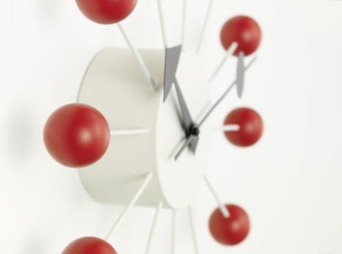 vitra-nelson-ball-clock-red-close-up